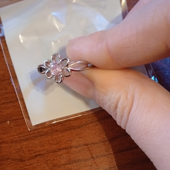 ♥️ 5 / $20 Elegant Silver Floral Ring With Pink Center 🩷 Size 8 - Picture 3 of 8